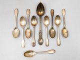 de nombreuses cuillères et cuillères à soupe disposées sur une table