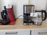 deux cafetières sur le plan de travail de la cuisine