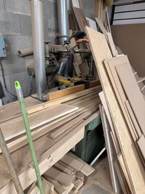 de nombreux morceaux de bois empilés dans une pièce