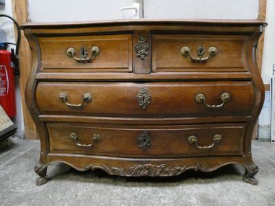Commode galbée en noyer mouluré, ouvrant à 4 tiroirs sur 3 r…