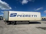 un camion semi-remorque garé dans un parking