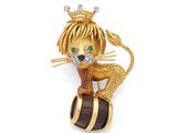 une image représentant une broche en forme de lion, en or et diamants, sur fond blanc