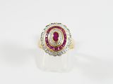 un gros plan d'une bague sertie d'un diamant rouge et blanc sur une surface blanche