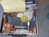 une valise qui contient beaucoup d'outils
