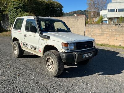 un SUV blanc garé sur un parking