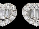une paire de boucles d'oreilles en diamant en forme de cœur sur fond noir