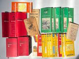 un grand nombre de livres posés sur une table