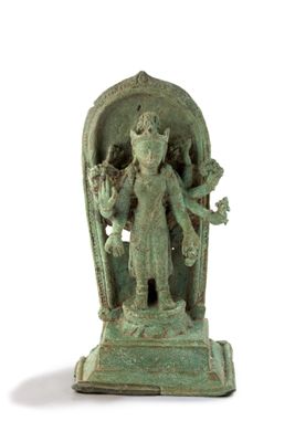 une image représentant une statue d'une femme tenant un oiseau dans la main