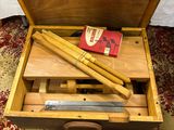 une boîte en bois contenant une paire d'outils
