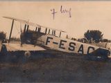 une vieille photo d'un avion posé dans l'herbe
