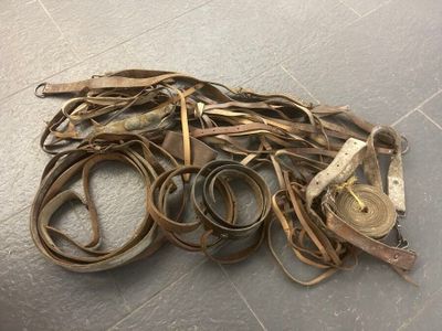 FRANCE. ETRANGER. Brelages, lanières militaires diverses en …