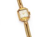 une image représentant une montre-bracelet en or avec une chaîne, sur fond blanc