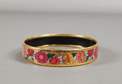 un gros plan sur un bracelet en or orné de fleurs