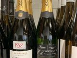 plusieurs bouteilles de vin sont alignées sur un comptoir