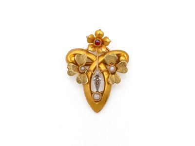 une image d'une broche en or et diamants