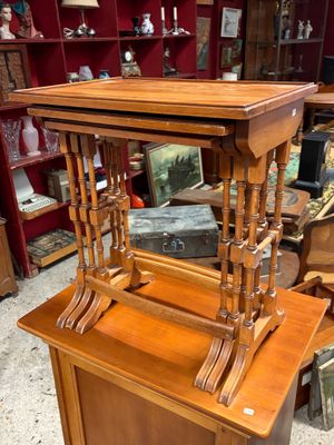 une table en bois sur laquelle se trouve un miroir
