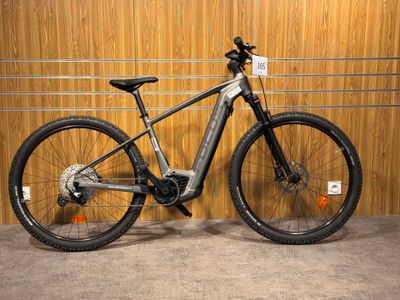 une photo d'un vélo garé dans un garage