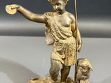 une image représentant la statue d'un garçon avec un chien