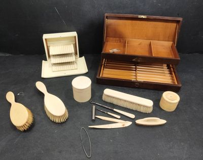 une boîte en bois contenant des pinceaux, des brosses et d'autres objets