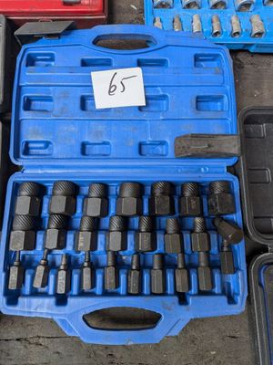 une mallette bleue contenant plusieurs outils