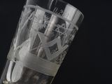 un verre sur lequel est représenté un homme