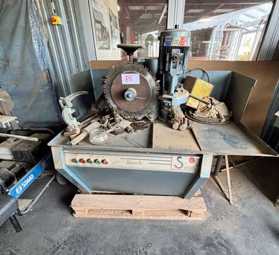 une machine qui se trouve dans un garage
