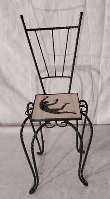 une chaise sur laquelle est représenté un chat