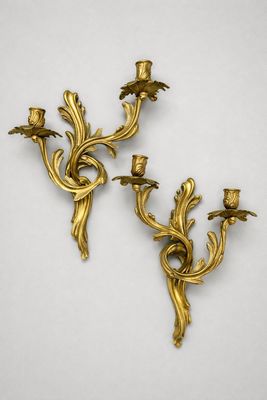 paire d'appliques murales anciennes en laiton ornées de feuilles et de fleurs