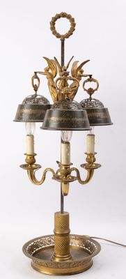 une lampe de table ancienne en laiton, dotée de trois ampoules et posée sur un pied en métal