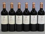 six bouteilles de vin rouge sont alignées