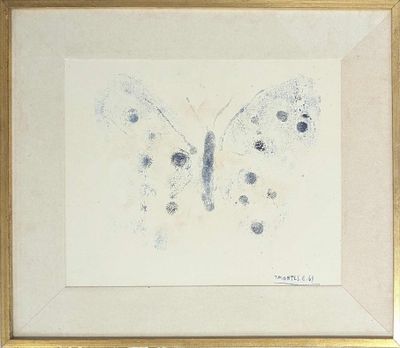 une photo d'un tableau représentant un papillon, dans un cadre doré