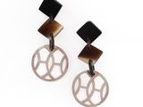 une paire de boucles d'oreilles noires et blanches aux formes géométriques