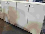 une armoire blanche au milieu d'une pièce