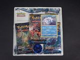 une boîte de cartes Pokémon posée sur une table noire