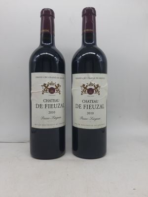 deux bouteilles de vin rouge posées l'une à côté de l'autre sur une table