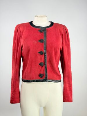 une veste rouge sur un mannequin, un mannequin, un mannequin, un mannequin, un mannequin, un mannequin, un mannequin, un mannequin, un mannequin