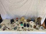 une table sur laquelle se trouvent de nombreux objets