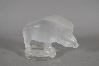 une figurine en verre représentant un taureau, posée sur un socle