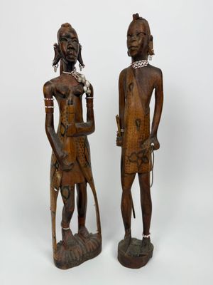 paire de figurines africaines en bois sculpté représentant un homme et une femme