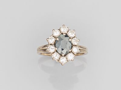 une bague sertie d'un diamant bleu et d'un ensemble de diamants