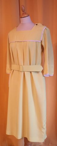 CARVEN Boutique Paris – Robe jaune en coton à liseré blanc, bouto...