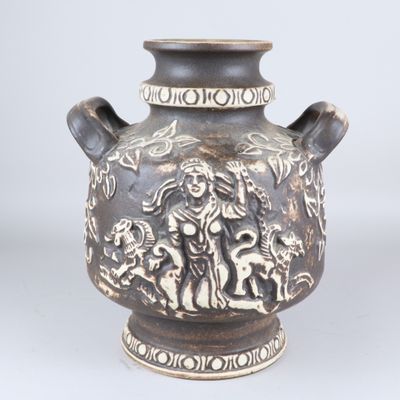 un vase avec un motif sur fond blanc