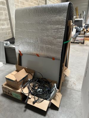 un tas de cartons et de fils par terre