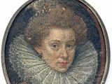 portrait d'une femme en robe blanche à col à volants