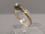 une bague en or surmontée d'un diamant noir