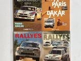 trois livres consacrés aux voitures de rallye posés sur un fond blanc, avec des arbres en arrière-plan