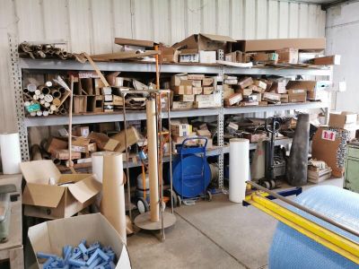 une pièce avec beaucoup de boîtes et de cartons sur les étagères