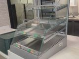 un comptoir avec une vitrine en verre au milieu