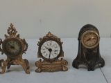 de nombreux types d'horloges différents posés sur la table