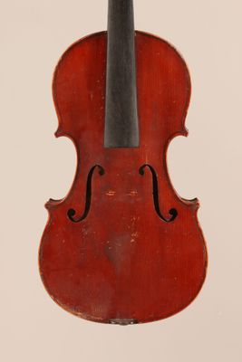 un vieux violon avec un archet noir sur fond blanc